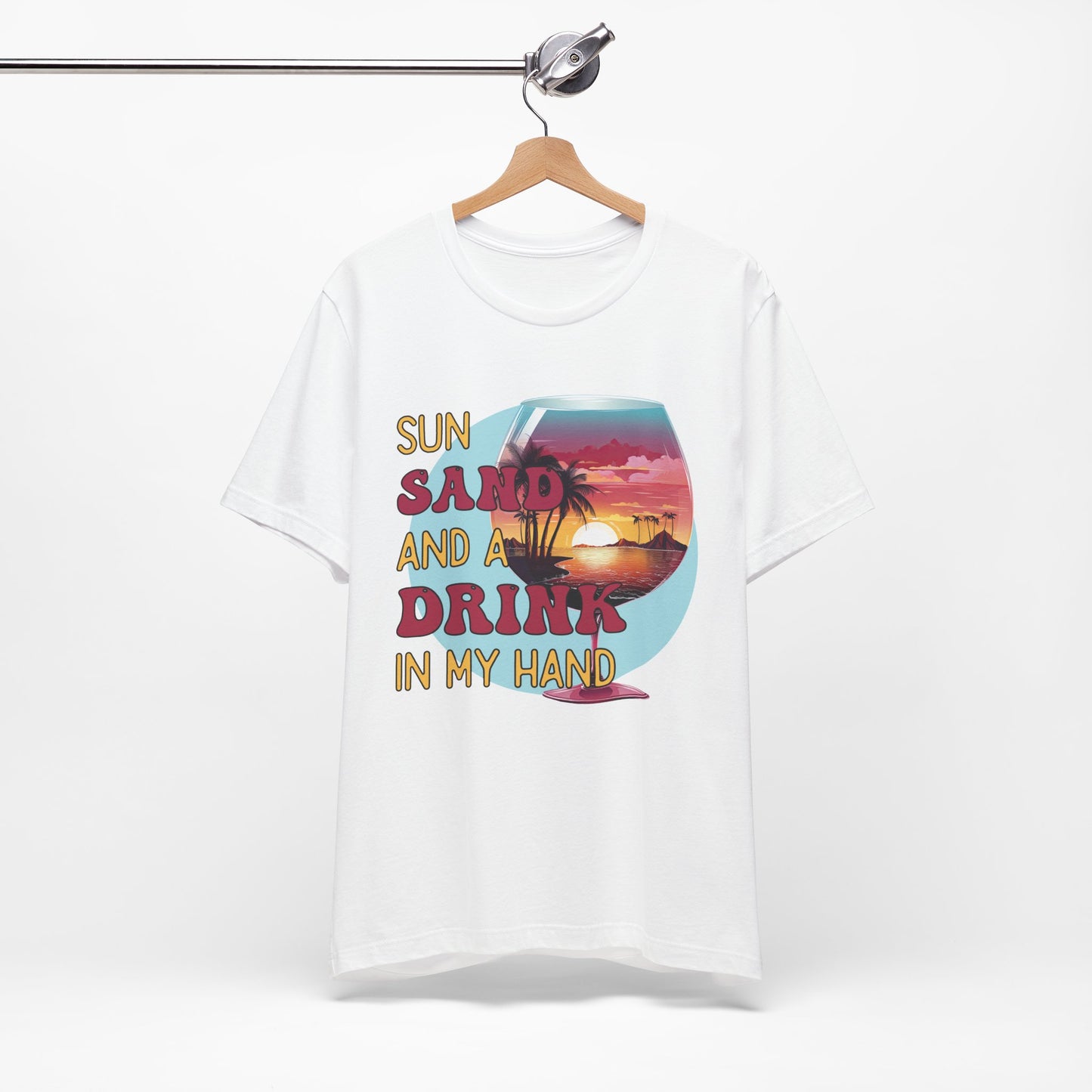 „Sun, Sand and a Drink in My Hand“ T-Shirt – Sommer Shirt mit Cocktailglas & Sunset-Design | Strandmode für Damen & Herren