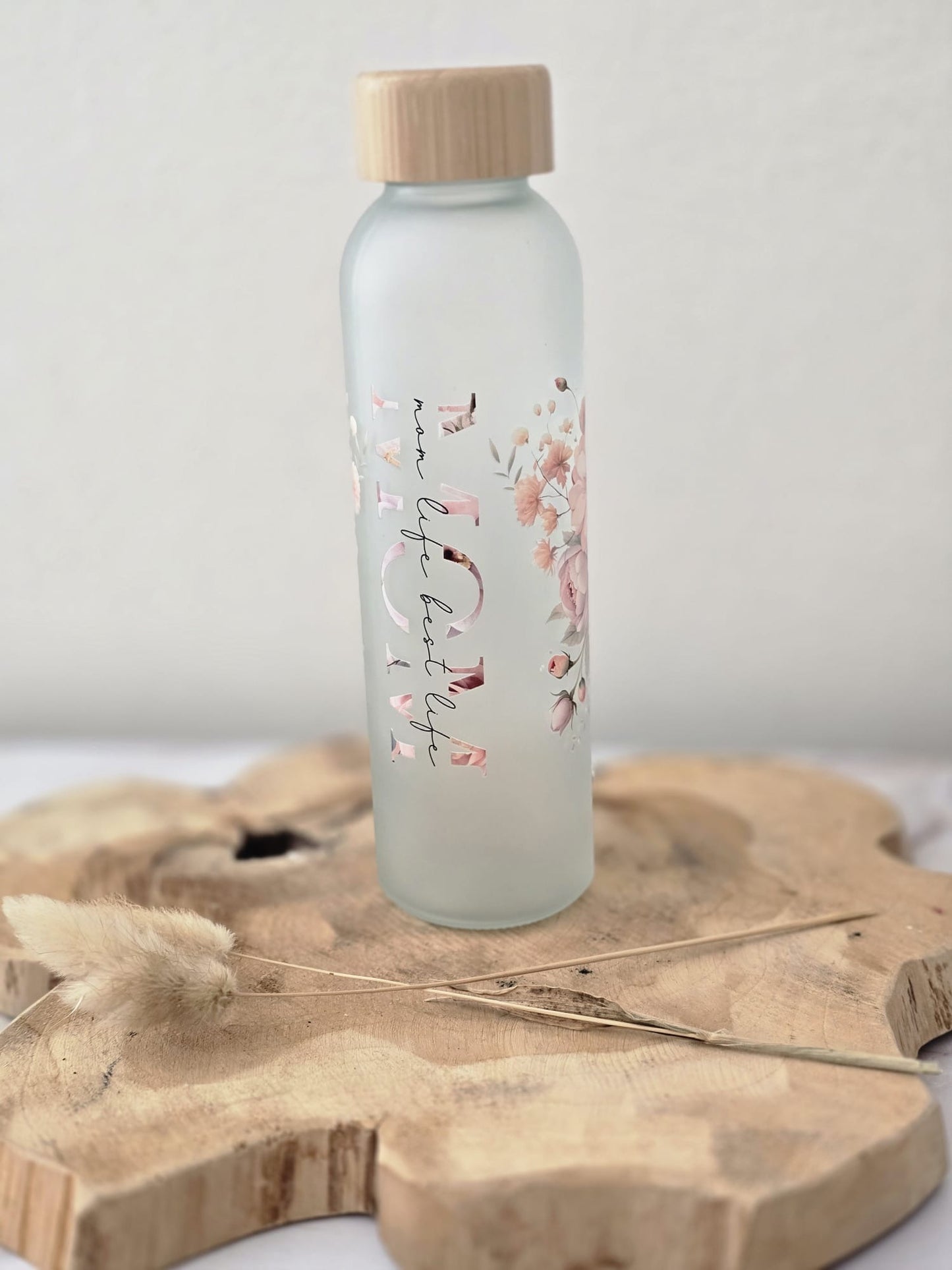 Frosted Glasflasche “MOM life best life” – 500ml – Geschenk für Mamas mit Blumenmotiv & Holzdeckel