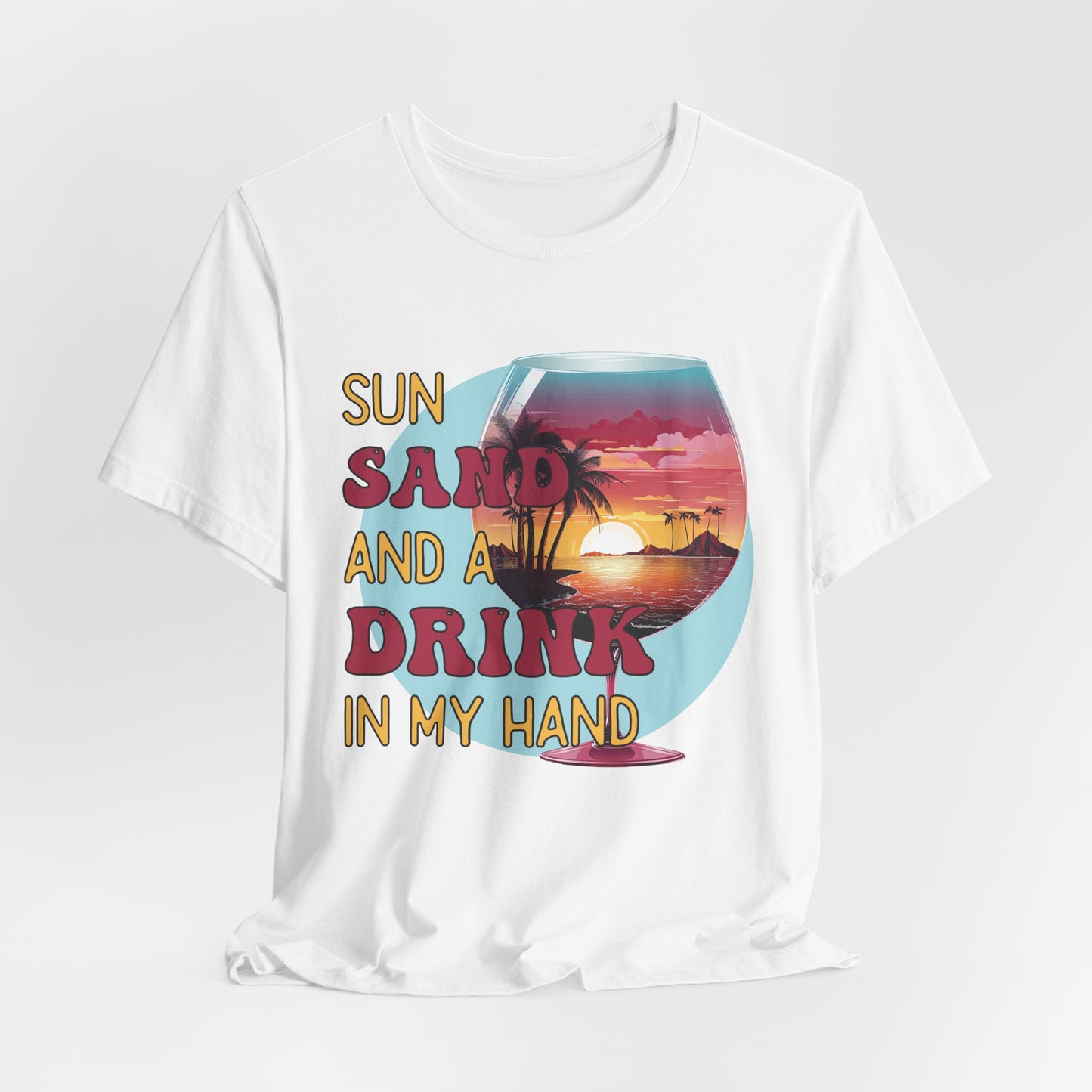 „Sun, Sand and a Drink in My Hand“ T-Shirt – Sommer Shirt mit Cocktailglas & Sunset-Design | Strandmode für Damen & Herren