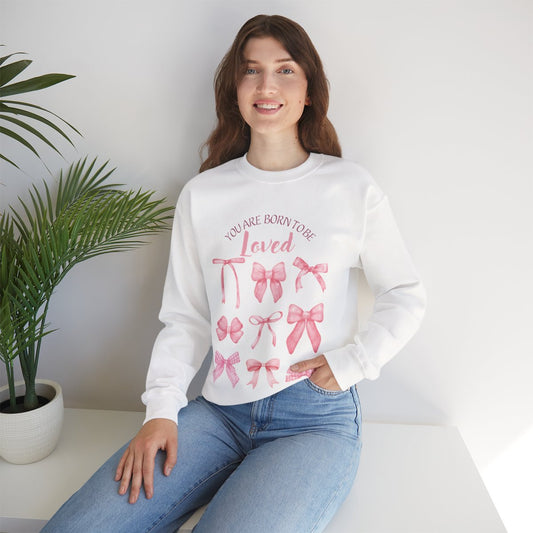 Sweatshirt „You Are Born to Be Loved“ – Rosa Schleifen Design | Femininer Pullover | Selbstliebe & Geschenkidee für Frauen