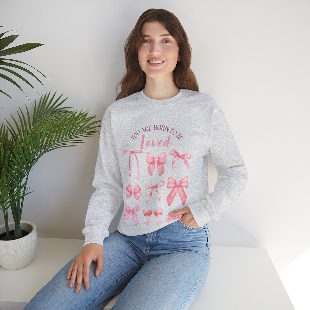 Sweatshirt „You Are Born to Be Loved“ – Rosa Schleifen Design | Femininer Pullover | Selbstliebe & Geschenkidee für Frauen
