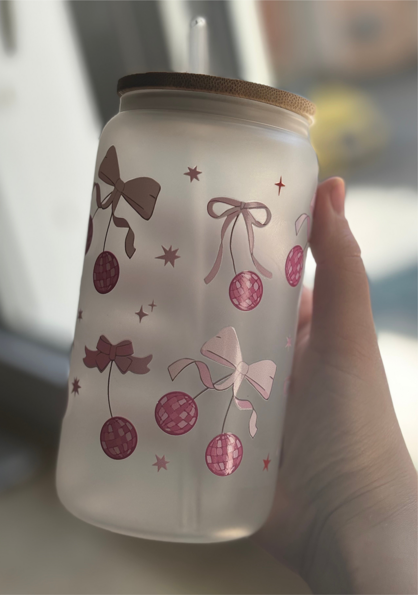 Ästhetischer Glasbecher mit Deckel & Strohhalm – Schleifen & Disco-Kugeln Print – 500ml