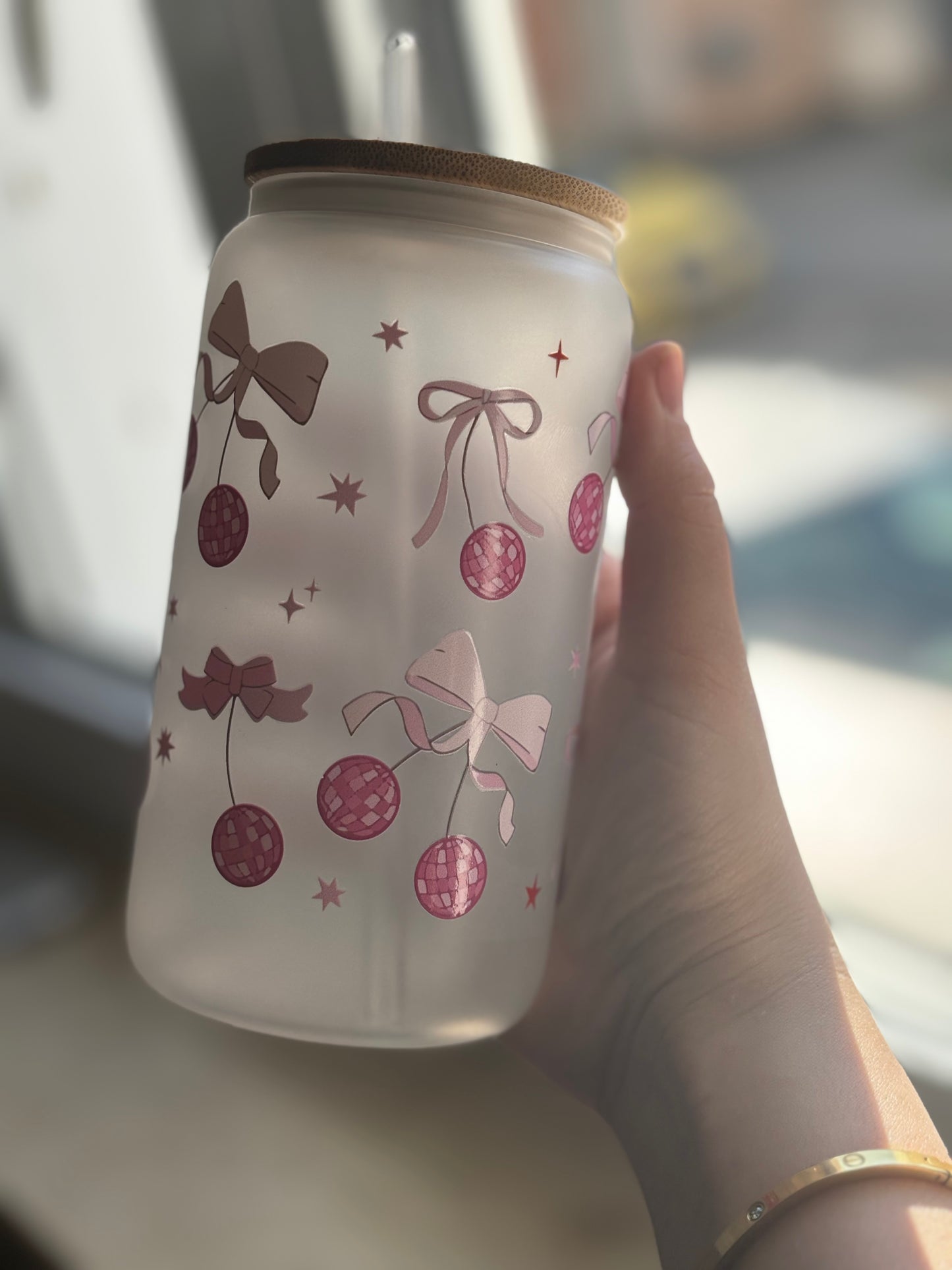 Ästhetischer Glasbecher mit Deckel & Strohhalm – Schleifen & Disco-Kugeln Print – 500ml