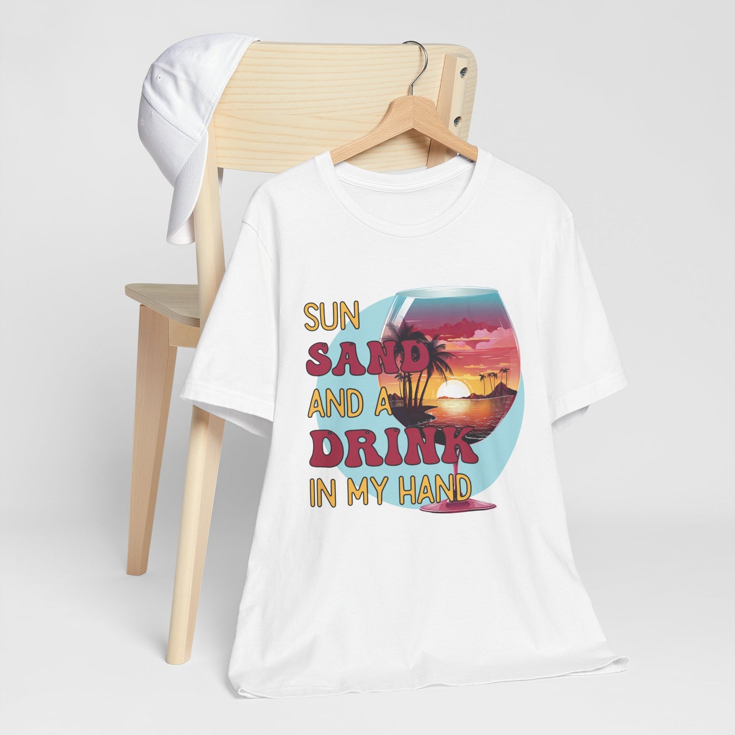 „Sun, Sand and a Drink in My Hand“ T-Shirt – Sommer Shirt mit Cocktailglas & Sunset-Design | Strandmode für Damen & Herren