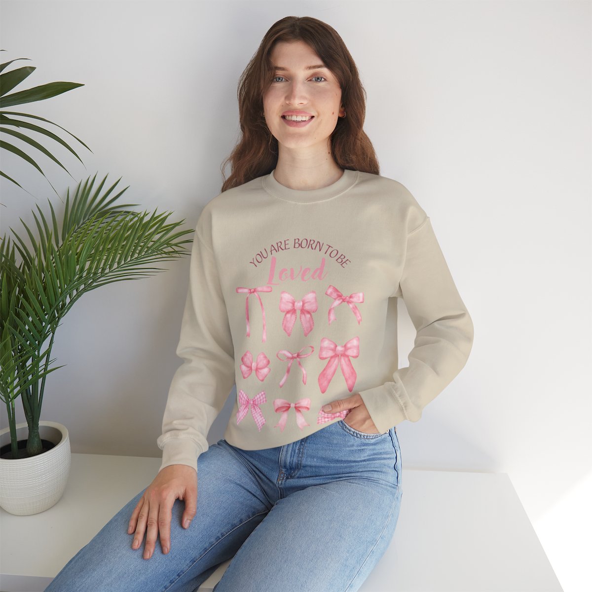 Sweatshirt „You Are Born to Be Loved“ – Rosa Schleifen Design | Femininer Pullover | Selbstliebe & Geschenkidee für Frauen