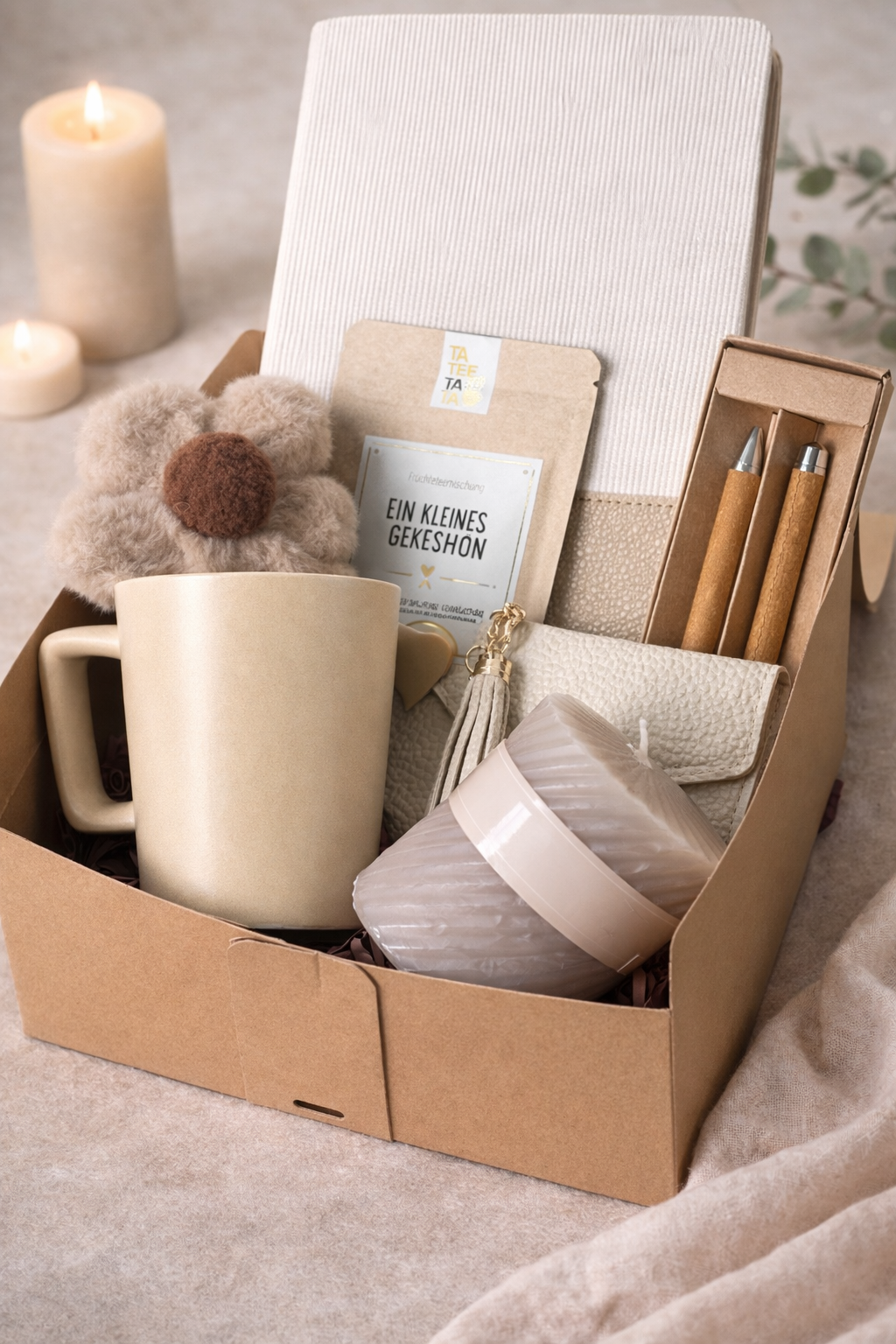Geschenkbox für Frauen in Naturtönen mit Tasse, Kerze und Accessoires