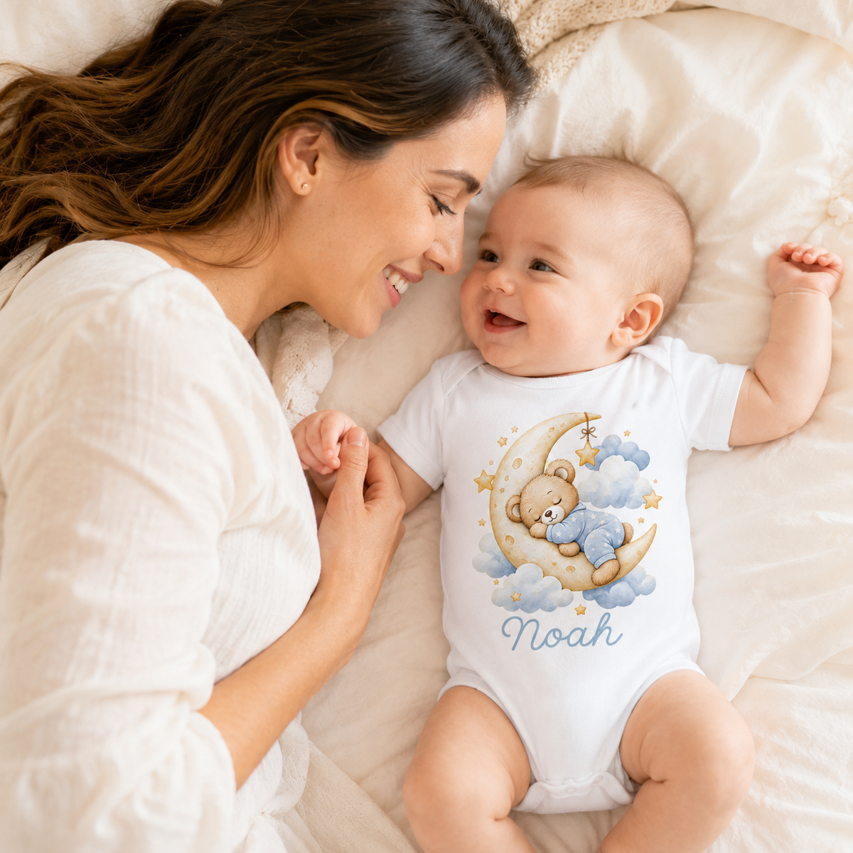 baby mit babybody mit name und mama im bett